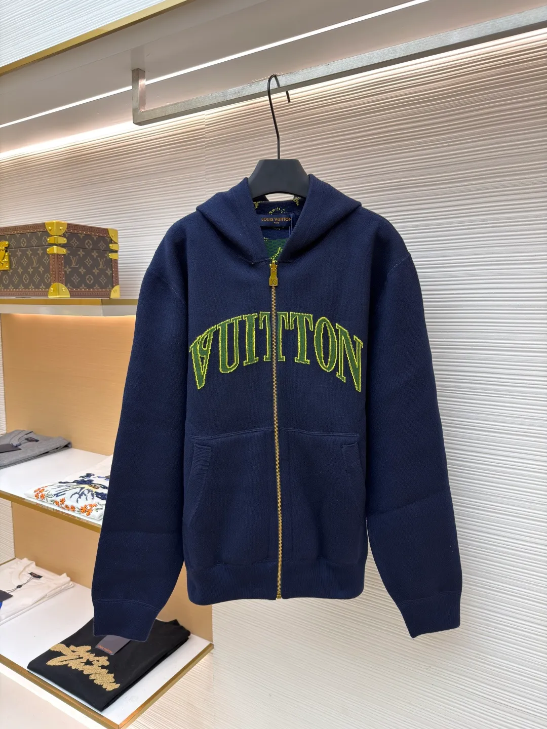 LOUIS VUITTON double-sided cotton-wool blended knitted hoodie ●Original version: Purchased and developed for 27999 ●Item number: 1681379-C50 ●Fabric: cotton fabric ●Technology: knitted jacquard production ●Color: blue-green ●Version: fitted version ●Weight: about 1415 grams ●Size: S-M-L-XL ●Description: Made of cotton-blend knitted fabric, one side is fully printed with the brand's classic Monogram pattern, with green and blue contrasting colors and jacquard craftsmanship, which makes the brand recognizable; the other side is mainly navy blue, with brand letters embroidered on the chest, which is simple and elegant; the hooded design is casual and casual, and can be worn in two ways to unlock various styles to meet the needs of different dressing scenes; the overall version is loose and comfortable, and is tolerant, making it easy to create a trendy and high-end sense. This jacket adopts a double-sided design. One side is mainly navy blue with fluorescent green brand letter jacquard, and the other side is a full-length LV classic logo jacquard spliced ​​with navy blue and green stripes, presenting a diverse style. It has a hooded design and a brand-customized gold zipper, which makes it luxurious and easy to put on and take off. In the weaving process, precision jacquard knitting technology is used. The pattern texture on the front and back sides is clear and three-dimensional, and the yarn is woven tightly and evenly, ensuring that the fabric is soft, skin-friendly and has a good crisp feel. The double front chest pocket design is both practical and beautiful. From jacquard weaving to zipper material selection, every process reflects the brand's strict requirements for craftsmanship. It combines double-sided wear creativity with high-end knitting technology to present a luxurious item with both fashionable recognition and wearable texture. The overall wiring is straight and delicate, the fabric is comfortable and soft, and the color is consistent without color difference. It can be matched with the same style to create a fashionable look and control various occasions. Customized accessories, complete with three standards, same style for men and women!
